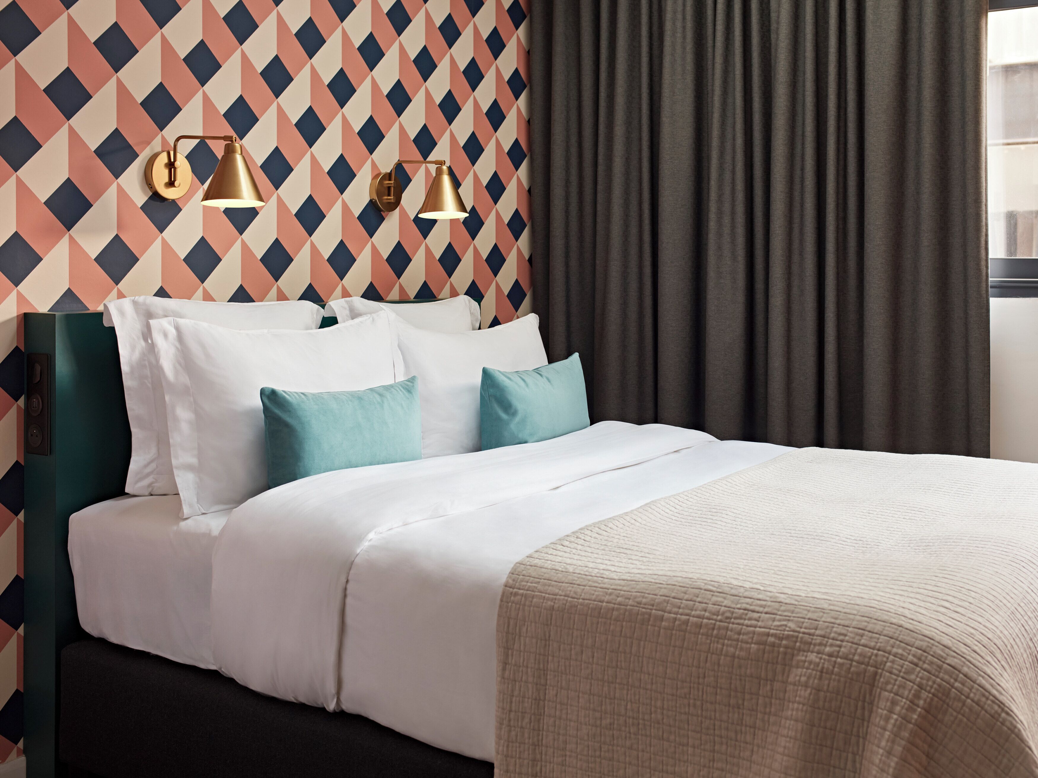 Sengetøy av topp kvalitet, safe på rommet og skrivebord for bærbar PC