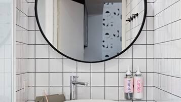 Douche, sèche-cheveux, serviettes fournies, savon