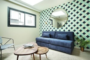 Leilighet, 2 soverom (Large Apartment - with Sofa Bed) | Oppholdsområde | En 32-tommers Flatskjerm-TV med kabel-kanaler samt TV