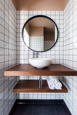 Dúplex, 1 habitación | Baño | Regadera, secadora de cabello, toallas, jabón 