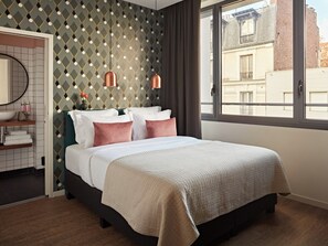 Studio, kjøkken (Medium Studio) | Sengetøy av topp kvalitet, safe på rommet og skrivebord for bærbar PC