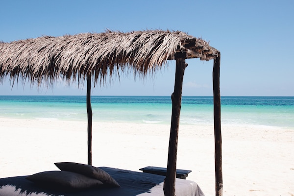 Accommodatie ligt op het strand, ligstoelen, strandlakens