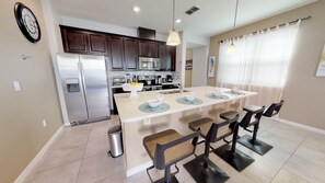 Een koelkast, een magnetron, een kookplaat, een vaatwasser