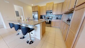 Jääkaappi, mikroaaltouuni, liesi, astianpesukone