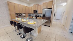 Geladeira, micro-ondas, cooktop, lava-louças