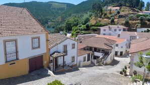 Un pueblo europeo tradicional con calles adoquinadas y edificios con tejas de terracota.