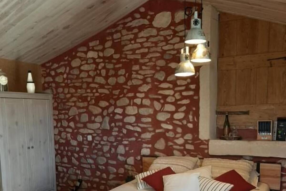 Bacchus' lair with Sauna | Iron/ironing board, WiFi (free), individually decorated, bed sheets