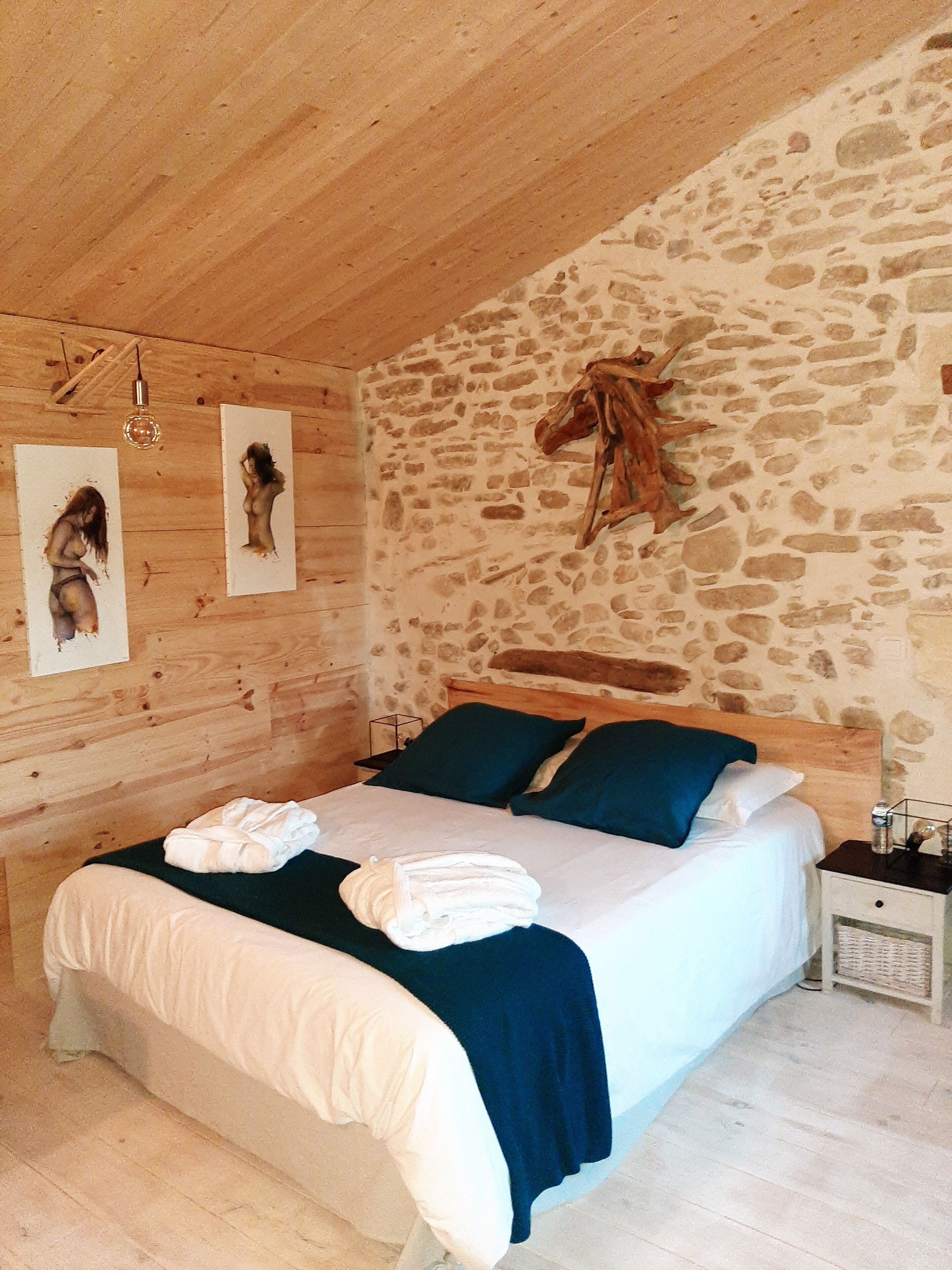 L'Artiste Room | Individually decorated, iron/ironing board, free WiFi, bed sheets