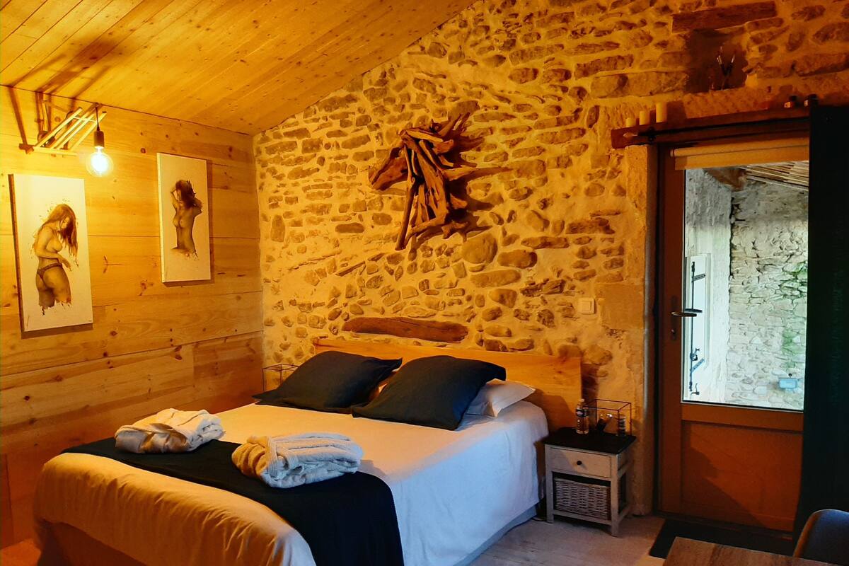 L'Artiste Room | Iron/ironing board, WiFi (free), individually decorated, bed sheets