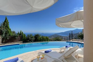 Piscine couverte, piscine extérieure