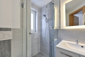 Single Room | Bathroom
