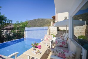 Kolam renang outdoor, dengan kursi berjemur