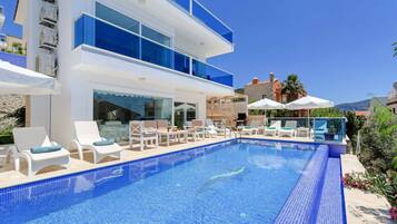 Outdoor pool, pool loungers