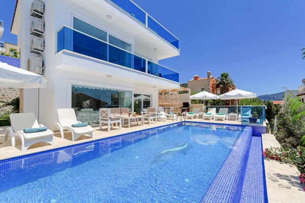 Kolam renang outdoor, dengan kursi berjemur