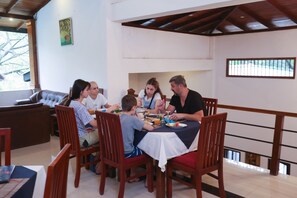 Desayuno buffet diario (USD 8 por persona)