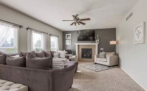 Smart TV, chimenea, reproductor de DVD y libros