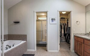 Kombinert dusj/badekar, hårføner, håndklær og såpe