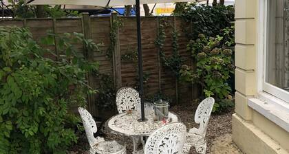 2 Bed House - Sleeps 6 - Garden, Pets, Parking