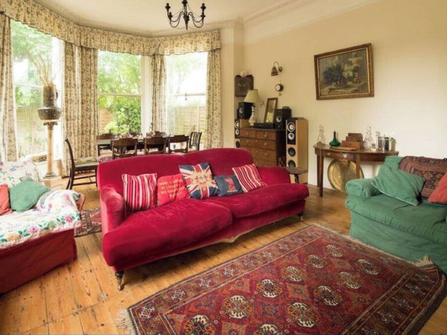 30–tuumainen televisio, jossa kaapelikanavat