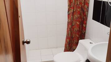 Gemeinsamer Schlafsaal | Badezimmer | Dusche, Regendusche, Handtücher, Seife