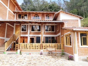 Vista frontal de la propiedad