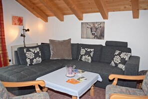 Apartment (Oytal) | Wohnzimmer | Fernseher