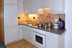 Apartment (Krebsbachtal) | Eigene Küche | Großer Kühlschrank, Ofen, Herdplatte, Geschirrspüler