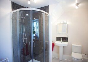 Shower, towels - Birdsong Cottage B&B (Chathill)