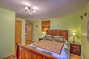 3 bedrooms, desk, laptop workspace, Internet