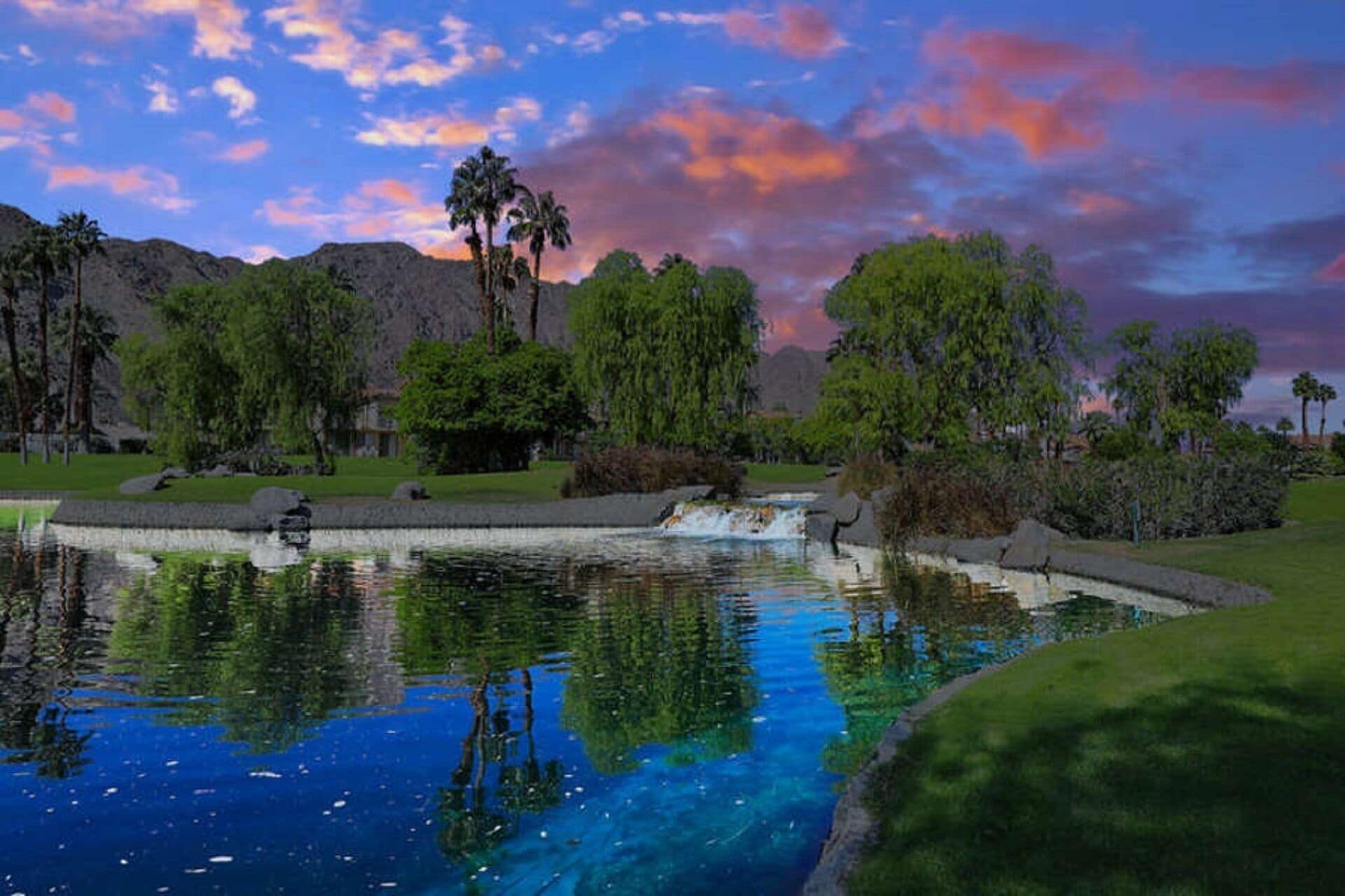 3 BEDROOM CONDO AMAZING WESTERN, MOUNTAIN VIEWS RENOVATED