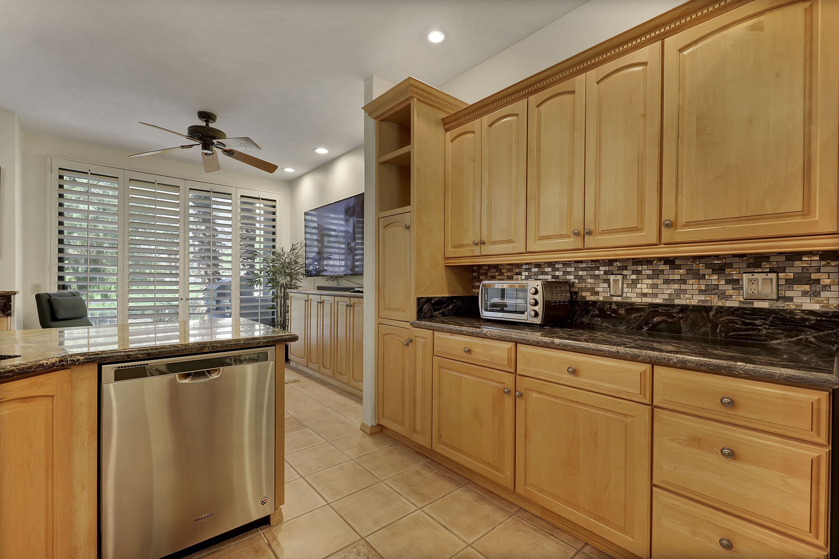 3 BEDROOM CONDO AMAZING WESTERN, MOUNTAIN VIEWS RENOVATED