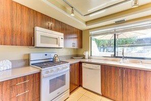 Kühlschrank, Mikrowelle, Herdplatte, Geschirrsp�üler