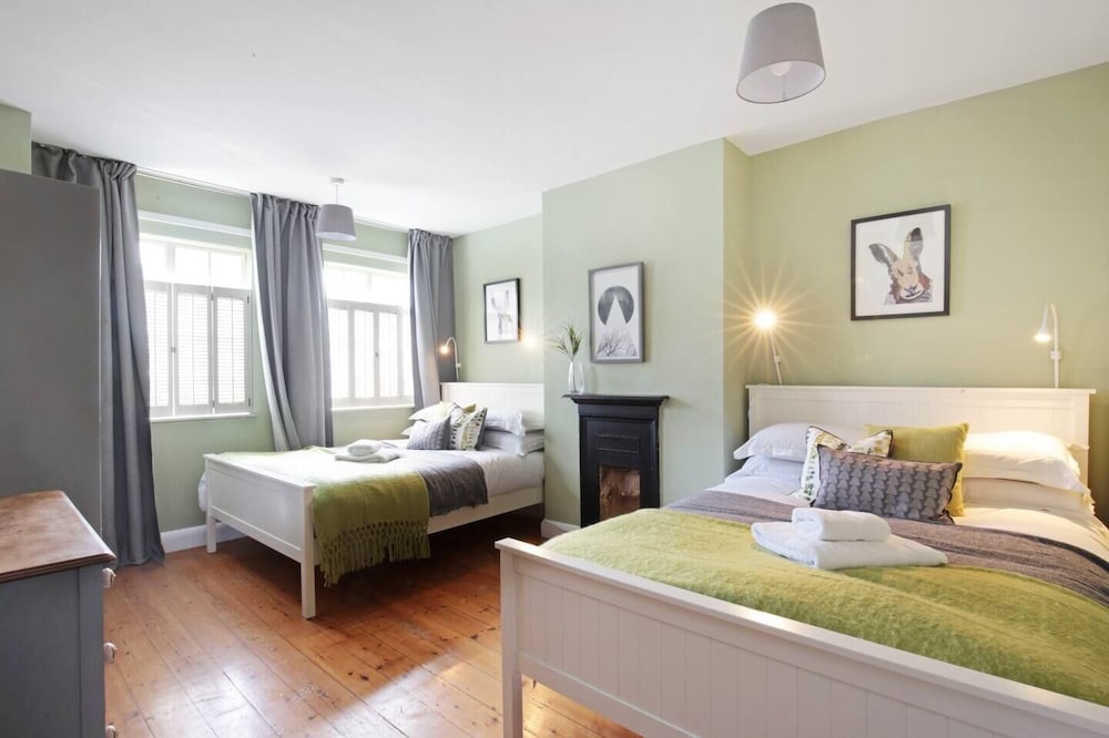 OXFORD FAMILY HOME- PIANO, NETFLIX, 8 PEOPLE