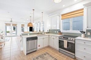 Full-size fridge, microwave, oven, stovetop