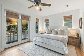 4 soverom, skrivebord, strykejern/-brett og reiseseng for barn