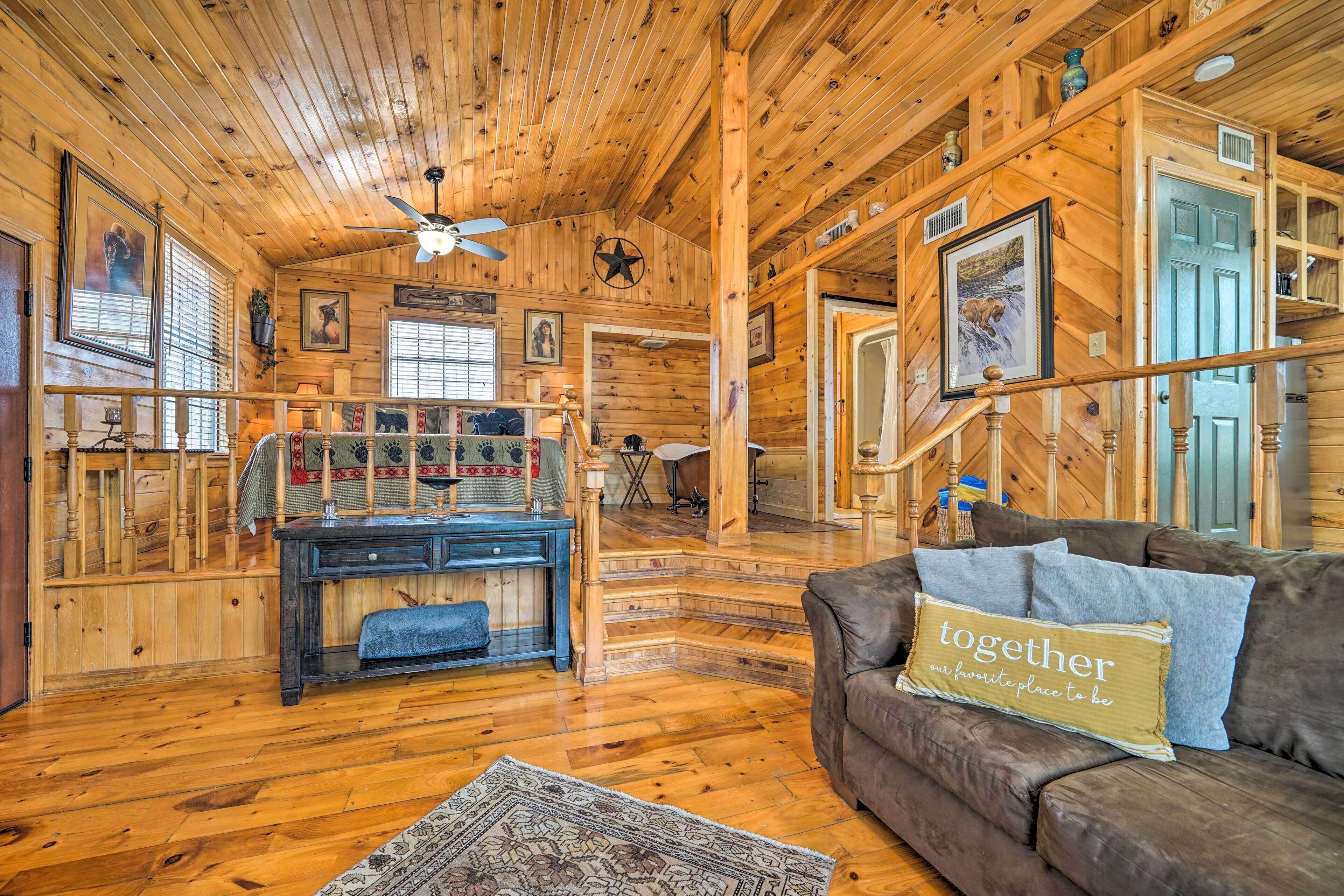 Pet-Friendly Hochatown Studio Cabin w/ Hot Tub!
