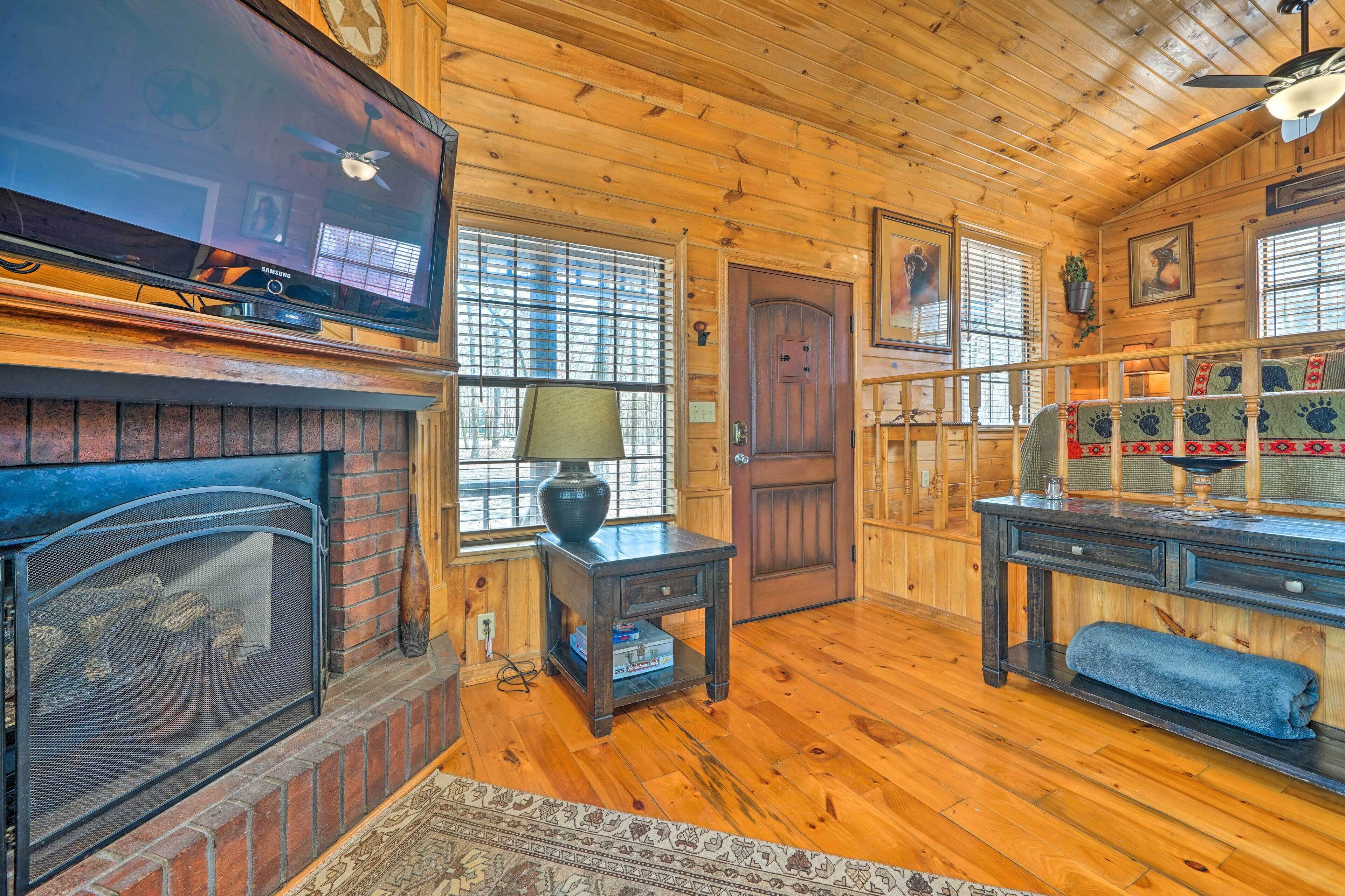 Pet-Friendly Hochatown Studio Cabin w/ Hot Tub!