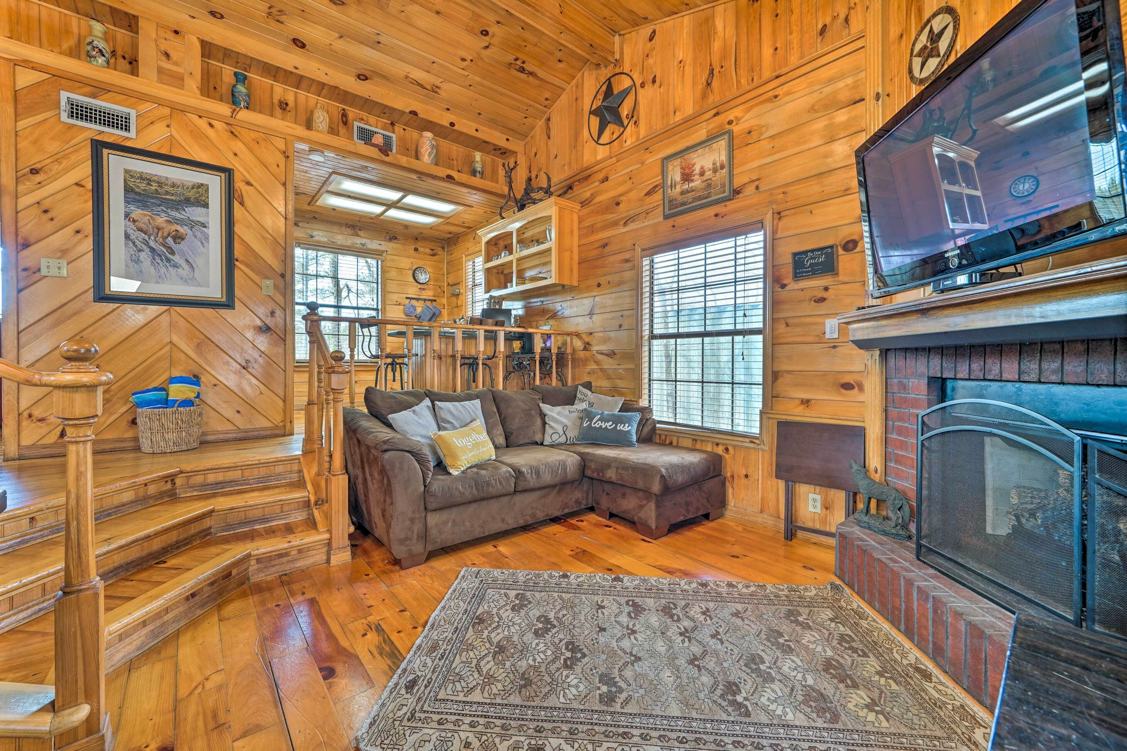 Pet-Friendly Hochatown Studio Cabin w/ Hot Tub!