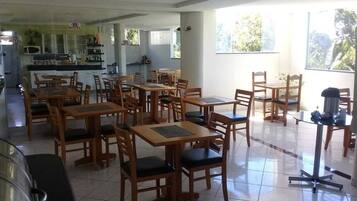 Café da manhã com buffet grátis todos os dias