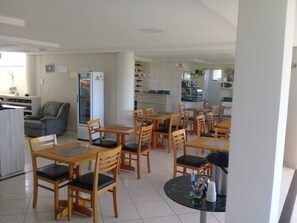 Café da manhã com buffet grátis todos os dias