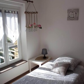 3 chambres, fer et planche à repasser, lit de bébé portatif