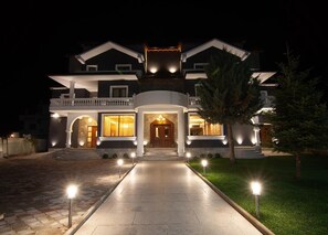 Front of property - Casta Diva Hotel (Korçë)