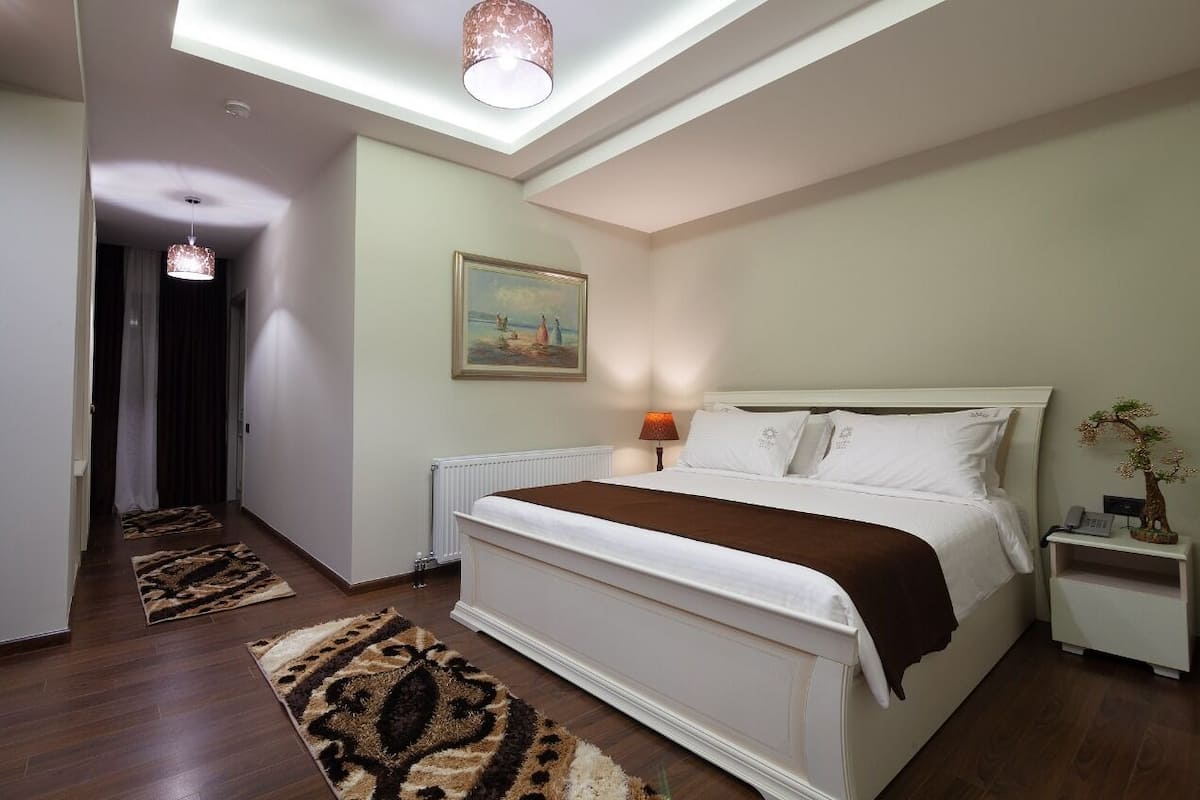 Quarto casal standard | Quartos à prova de som, Wi-Fi de cortesia