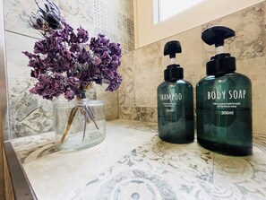 Douche, sèche-cheveux, bidet, serviettes fournies