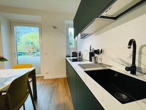 Kühlschrank, Mikrowelle, Herdplatte, Geschirrspüler