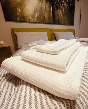 3 Schlafzimmer, Schreibtisch, Bügeleisen/Bügelbrett, Reisekinderbett