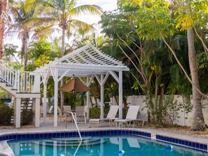 Lämmitetty uima-allas