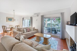 Una televisión, un reproductor de DVD