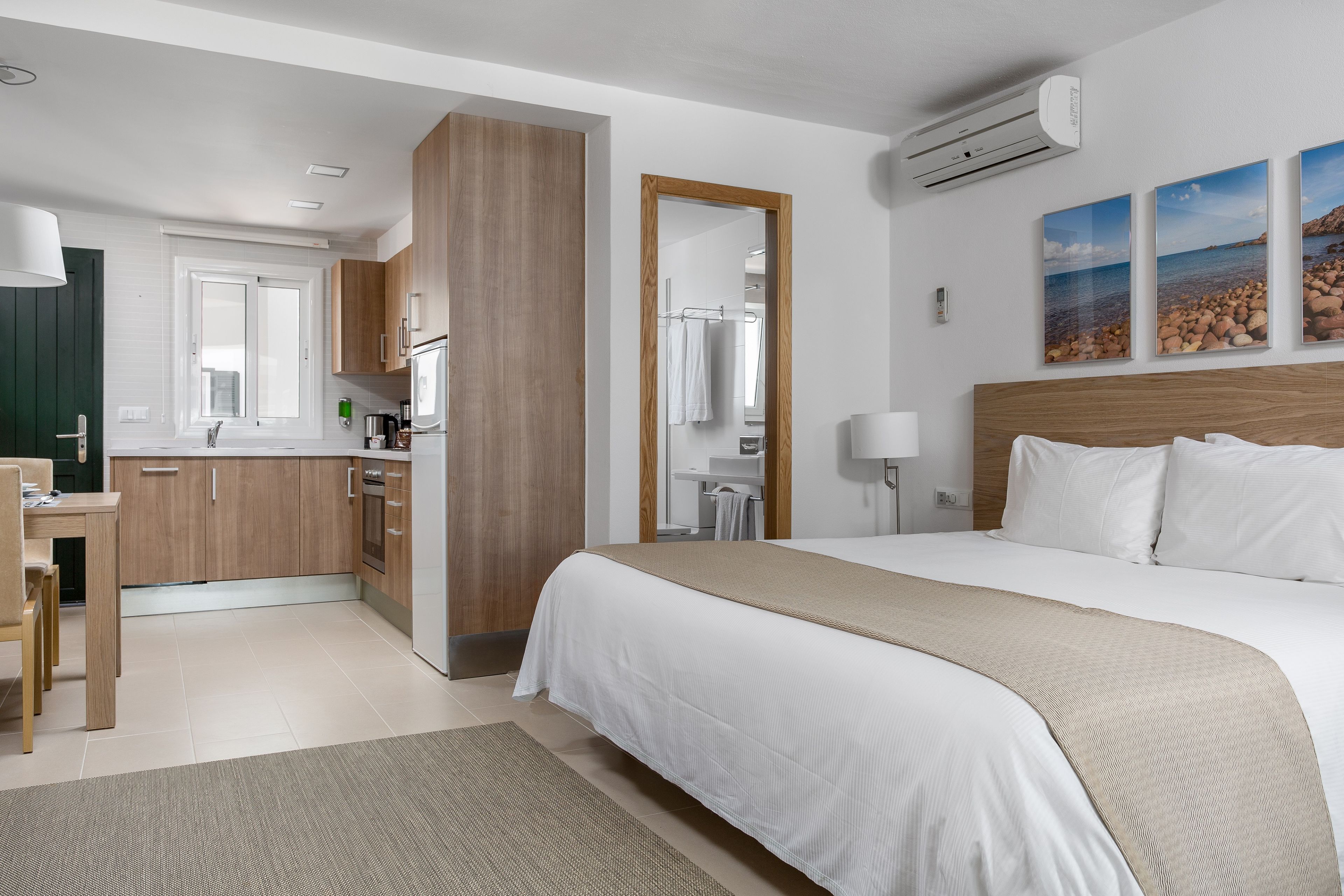 2 slaapkamers, een strijkplank/strijkijzer, internet, beddengoed