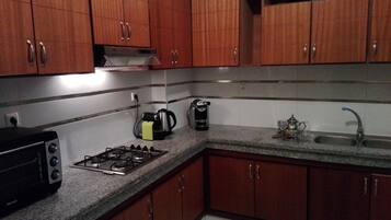 Jääkaappi, mikroaaltouuni, uuni, liesi